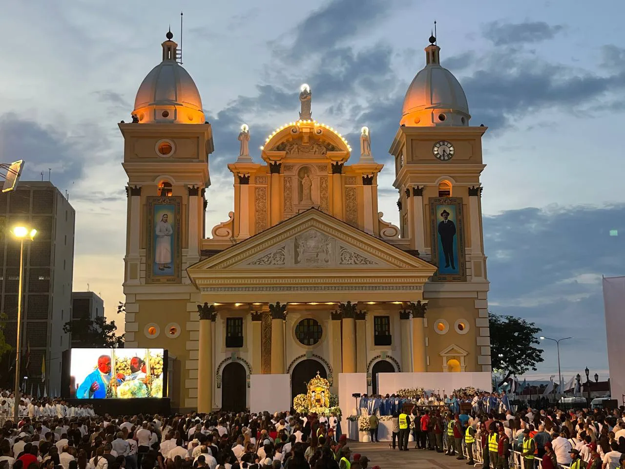 Feligreses en la plazoleta de Maracaibo. Foto José Mireles Alcalá / ElMartilloVen.