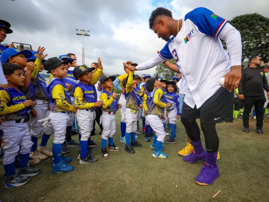  Ronald Acuña Jr. junto a niños peloteros en el 23 de enero, Caracas.