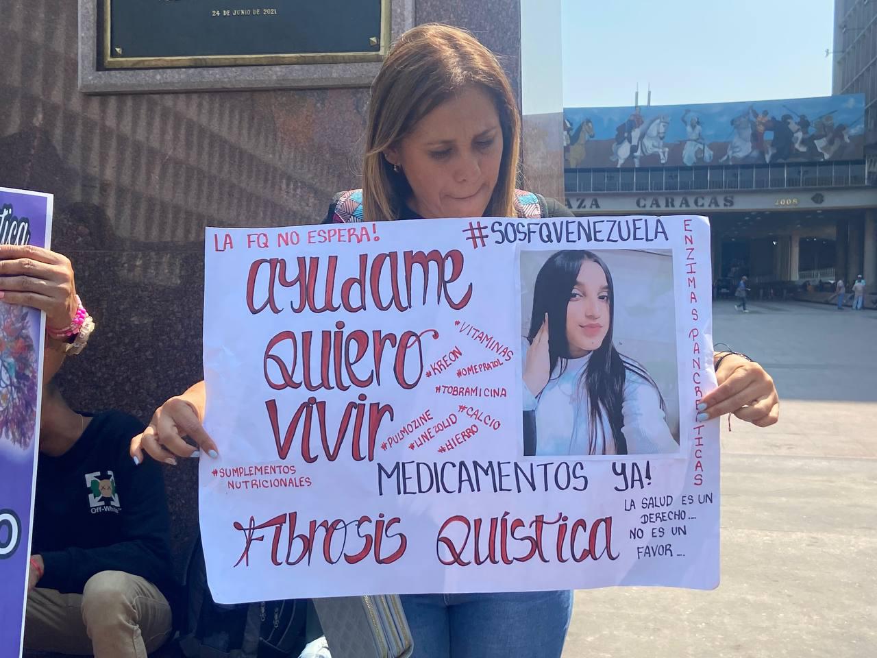 Familiares de niños y niñas pacientes de fibrosis quitica protestan en plaza Caracas.