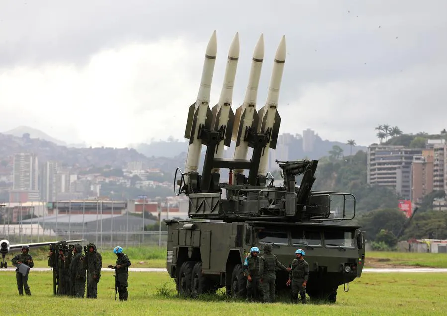 Imagen del 11 de noviembre de 2025 de integrantes de la (FANB) participando en los ejercicios militares. (Xinhua/Mindefe