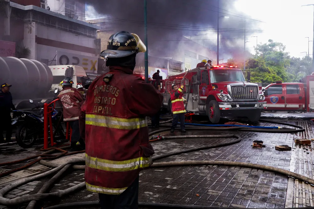 Bomberos de Caracas atienden incendio estructural en la parroquia Santa Rosalía. Foto: Mario Flores / ElMartilloVen