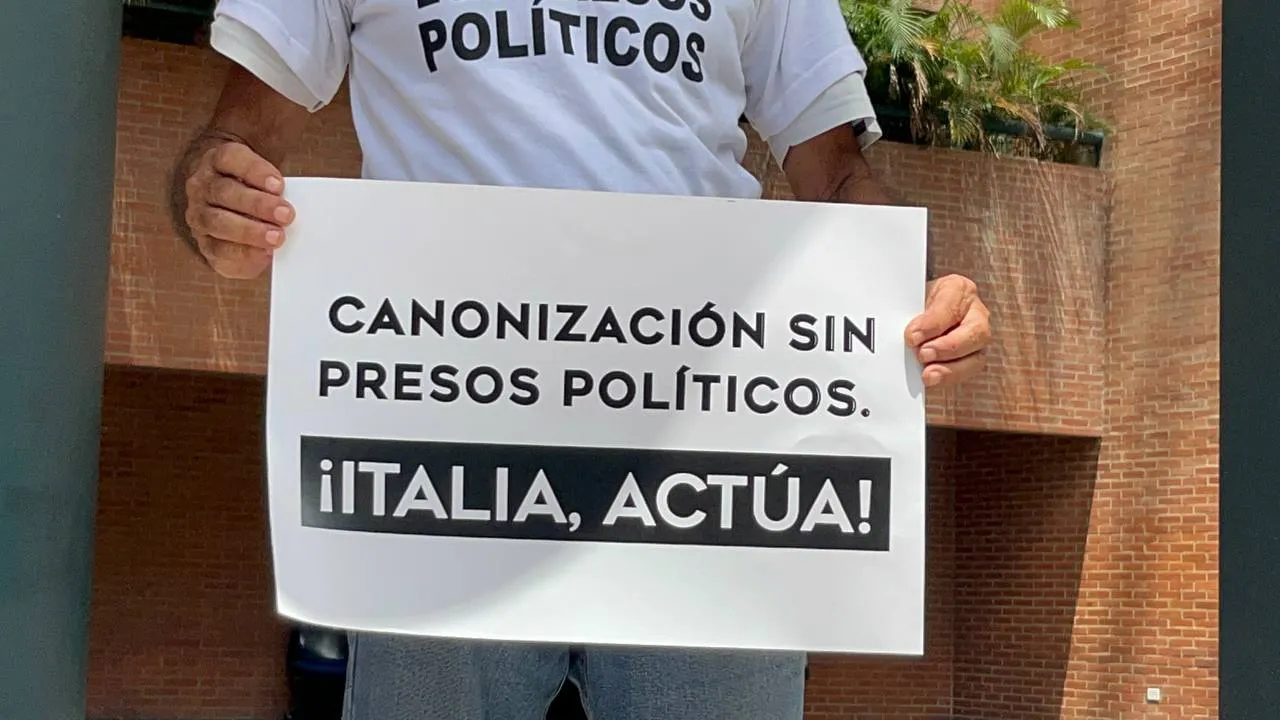 Familiares de presos políticos protestan en la embajada de Italia.