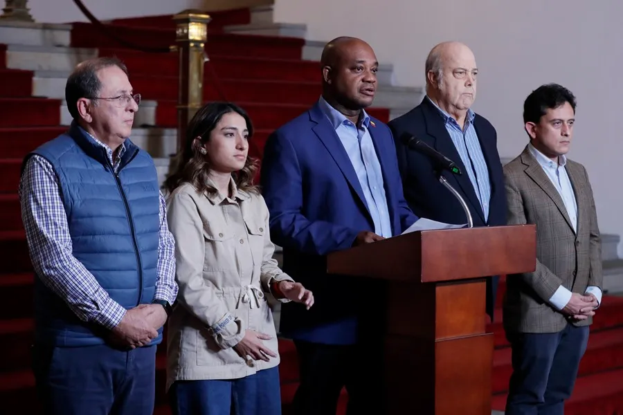 El Canciller de Colombia, Luis Gilberto Murillo (c), habla durante una rueda de prensa este domingo. EFE/ Carlos Ortega.