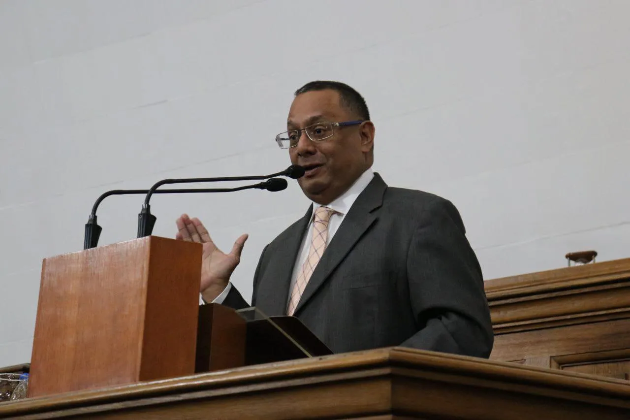 Diputado Oscar Ronderos en sesión de AN