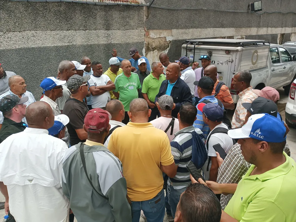 Militantes del Partido Acción Democrática se reúnen en la sede nacional para exigir elecciones primarias.