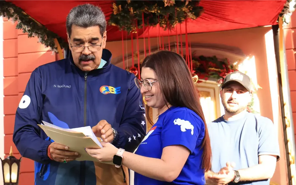 Nicolás Maduro y Arianna Llanos, presidenta de la FVEU.