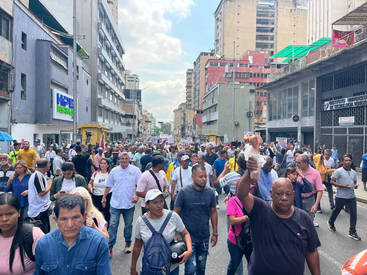 Trabajadores marcharon hasta la Asamblea Nacional exigiendo aumento salarial. Foto: ElMartilloVen