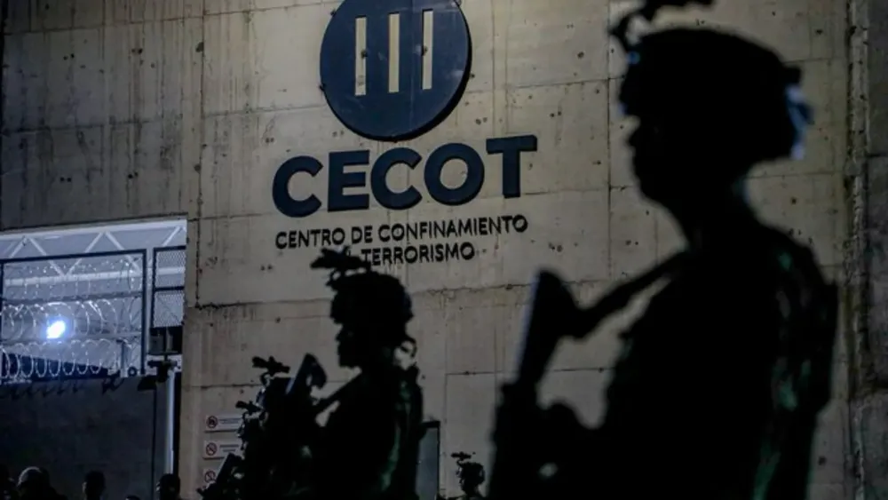 Fachada de acceso al Centro de Confinamiento al Terrorismo (CECOT), de El Salvador.