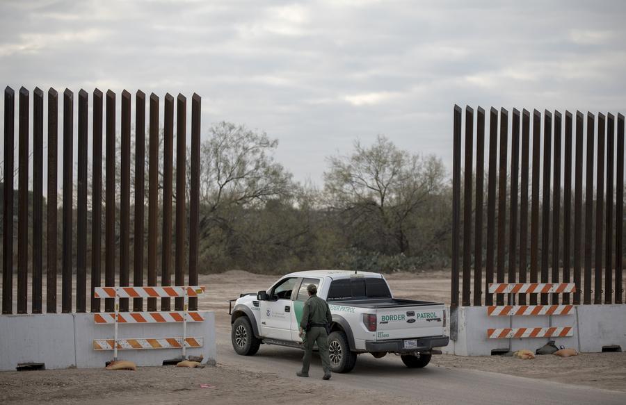 Muro fronterizo entre México y Estados Unidos, cerca de Eagle Pass, Texas, Estados Unidos. (Xinhua/Nick Wagner)