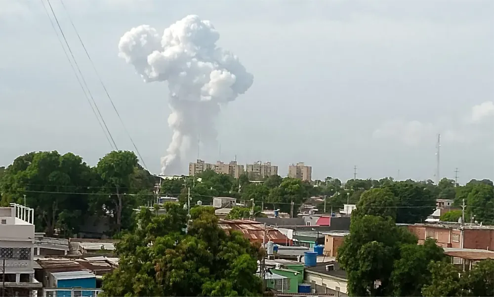Incendio de gran magnitud causa explosión en una empresa de fuegos artificiales en Zulia