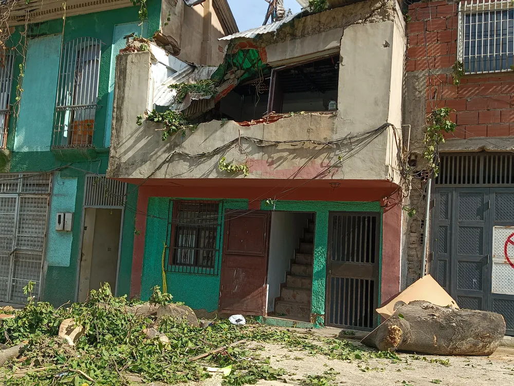 Vivienda afectada por caída de árbol en la Av. José Ángel Lamas - Foto: José Mireles Alcalá / ElMartilloVen