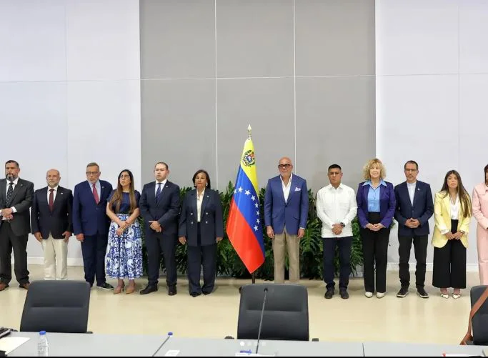 Mesa de trabajo de los integrantes del Programa por la Paz y la Convivencia Democrática
