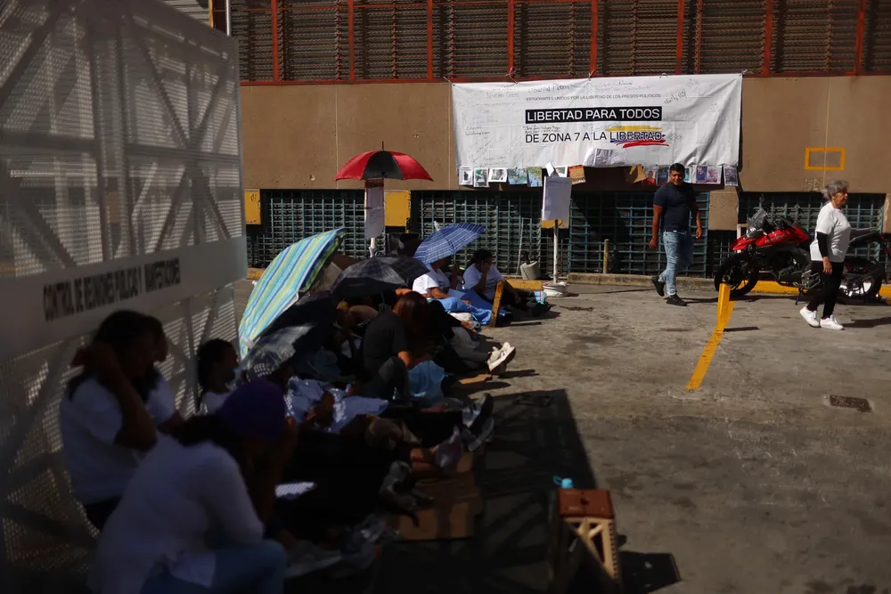 Familiares de presos políticos en Zona 7. Foto: Agencia EFE.