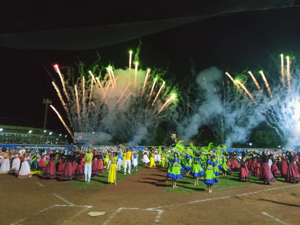En la inauguración más de 200 bailarines realizaron un show musical que cautivó a los asistentes
