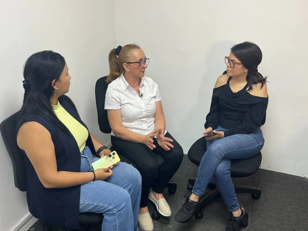 Esposa del Biagio Pilleri en entrevista con la periodista Aymara Alonso. Foto José Mireles Alcalá / ElMartilloVen.