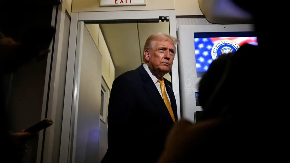 El presidente de Estados Unidos, Donald Trump, en el Air Force One, durante esta madrugada. Foto: Reuters