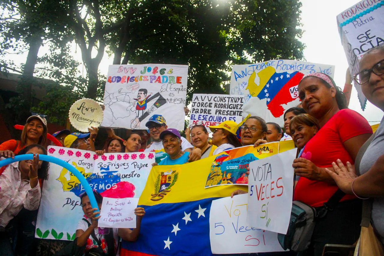 Simpatizantes del chavismo asiste a la convocatoria de inicio de campaña electoral sobre el Esequibo.
