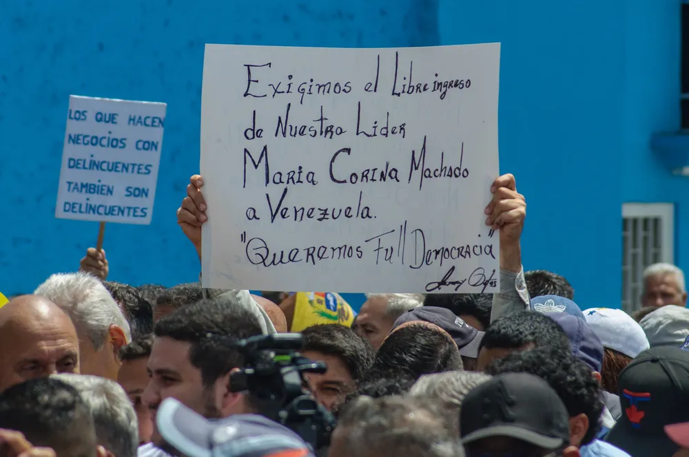 Simpatizantes de María Corina Machado protestan en plaza Venezuela. Foto: Mario Flores / ElMartilloVen