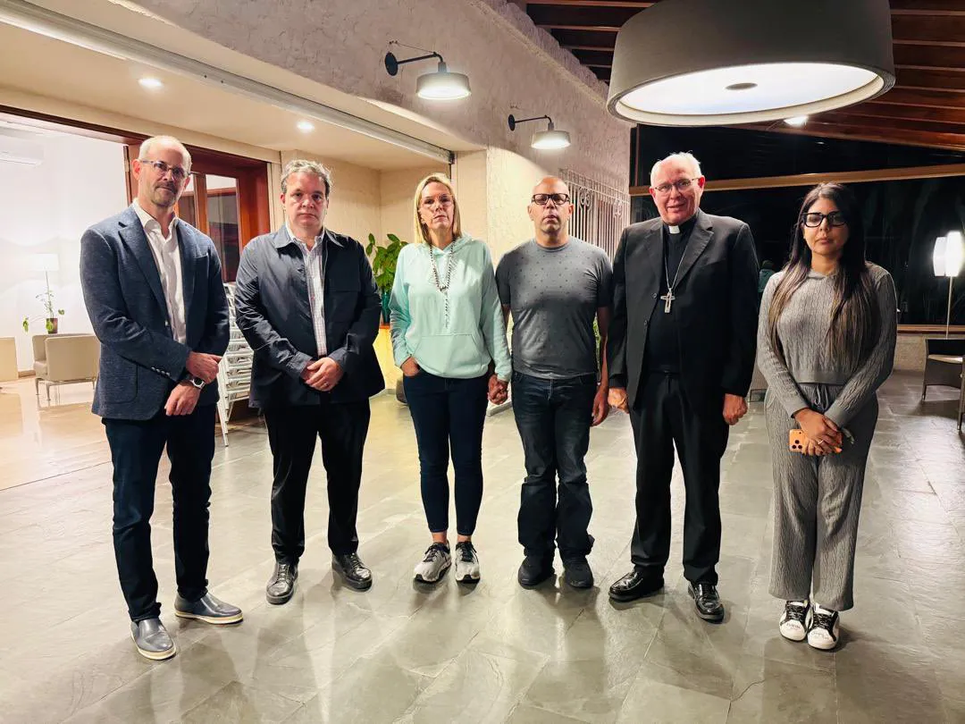 Rafael Tudares, lleno de Edmundo González Urrutia.