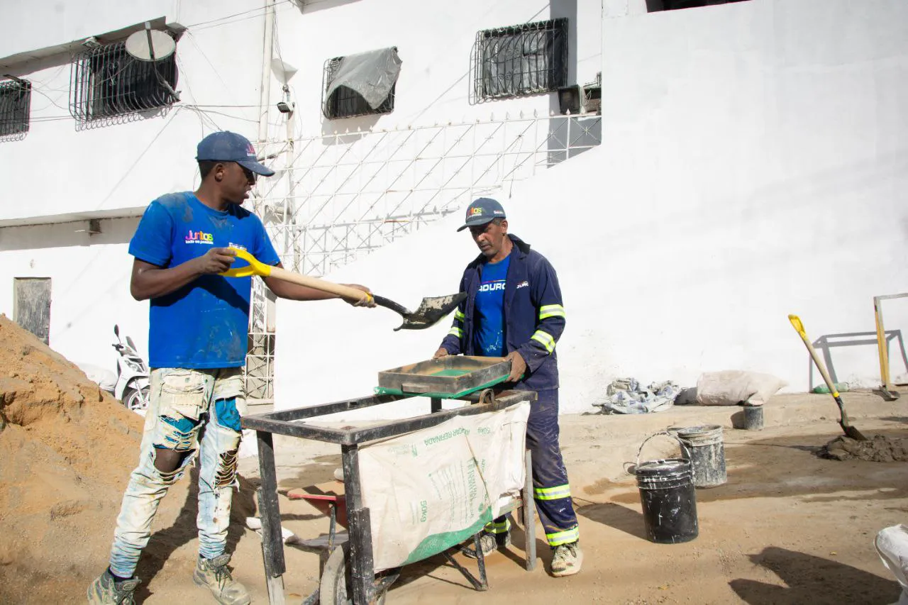 Trabajadores de la Corporación Juntos Todo Es Posible en el Barrio Primero de Mayo de Caracas. Foto: Babel Nieves