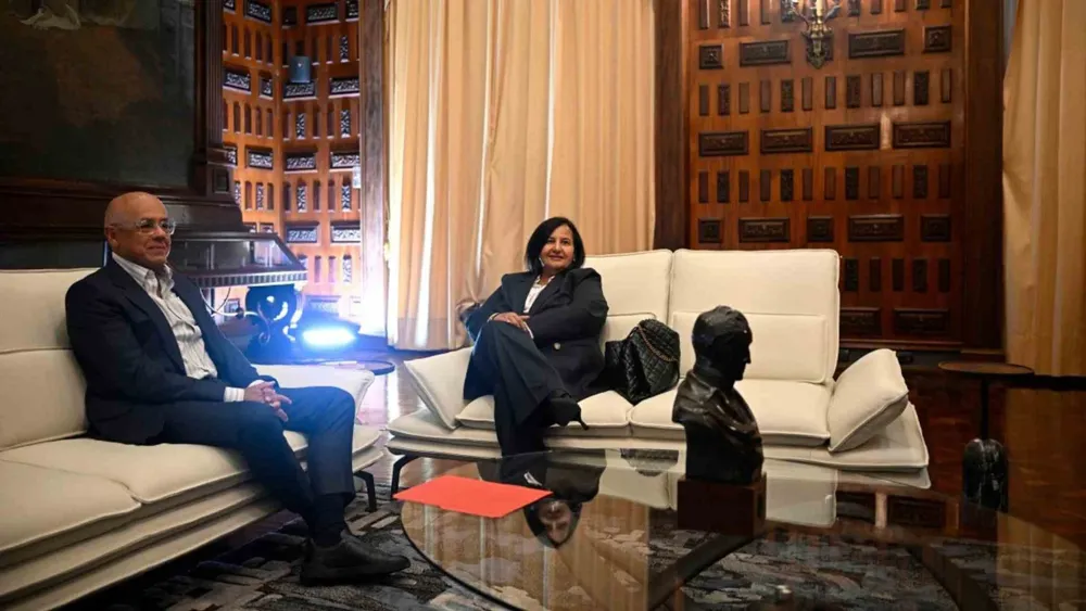 Jorge Rodríguez y dinora Figuera se reunen en el Palacio Federal Legislativo.