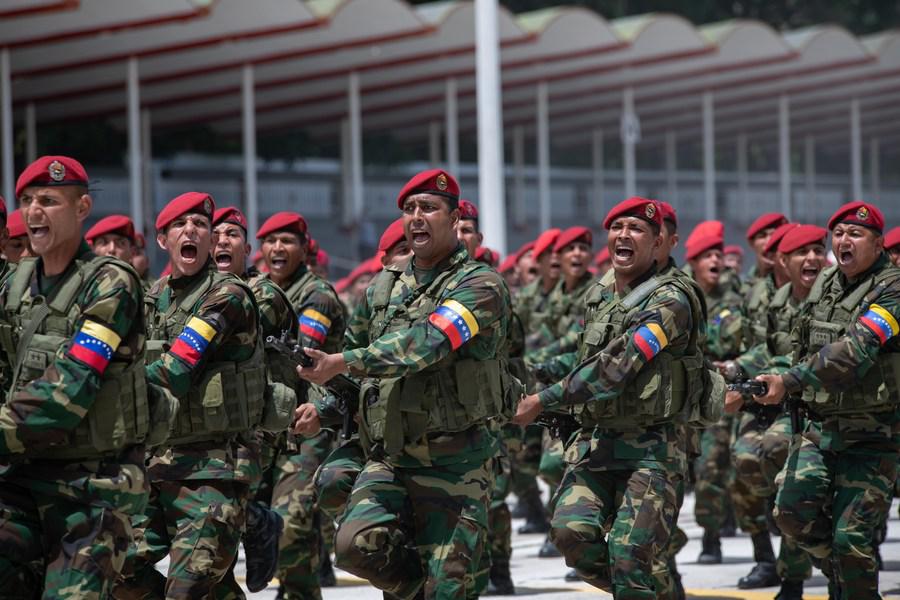 Militares participan en el ensayo del desfile cívico militar para celebrar los 211 años de la Declaración de Independenc