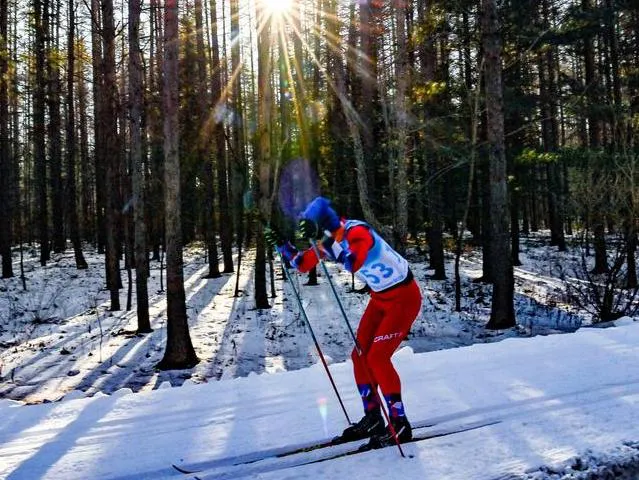 Un atleta participa en la carrera de esquí de fondo en el Festival Internacional de Esquí Vasaloppet (Xinhua/Yan Linyun)