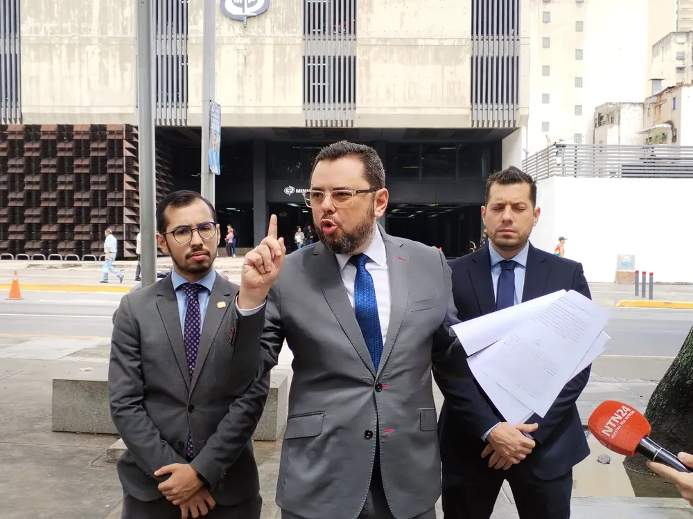 Antonio Ecarri, presidente del partido Alianza del Lápiz acude al Ministerio Público.