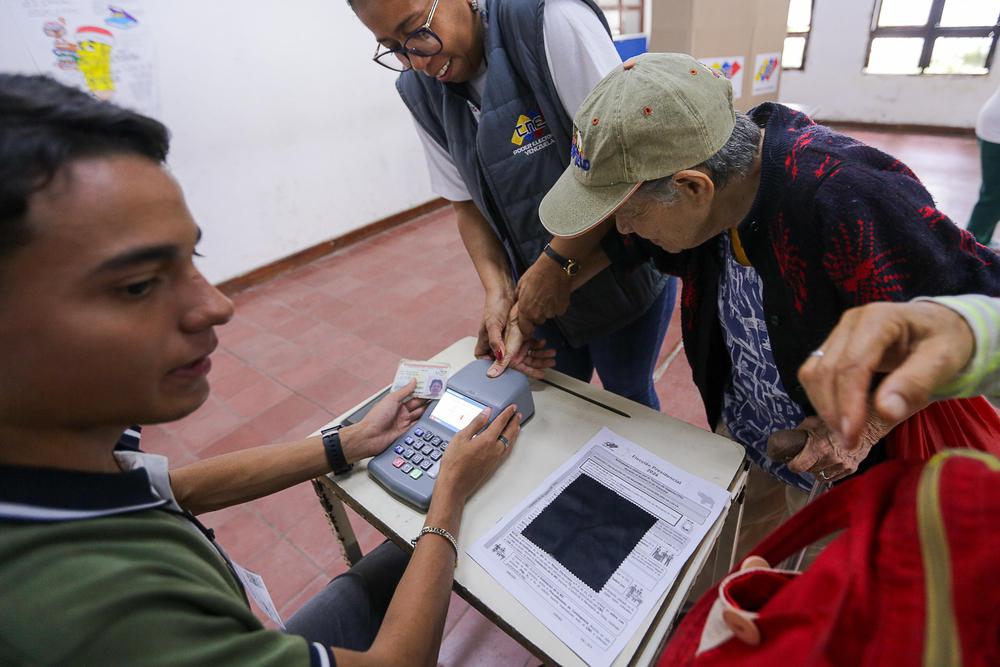 Caraqueños asisten a los centros electorales para partipar del Simulacro Electoral del 30 de julio.  Foto: José Luis Díaz, ElMartilloVen.