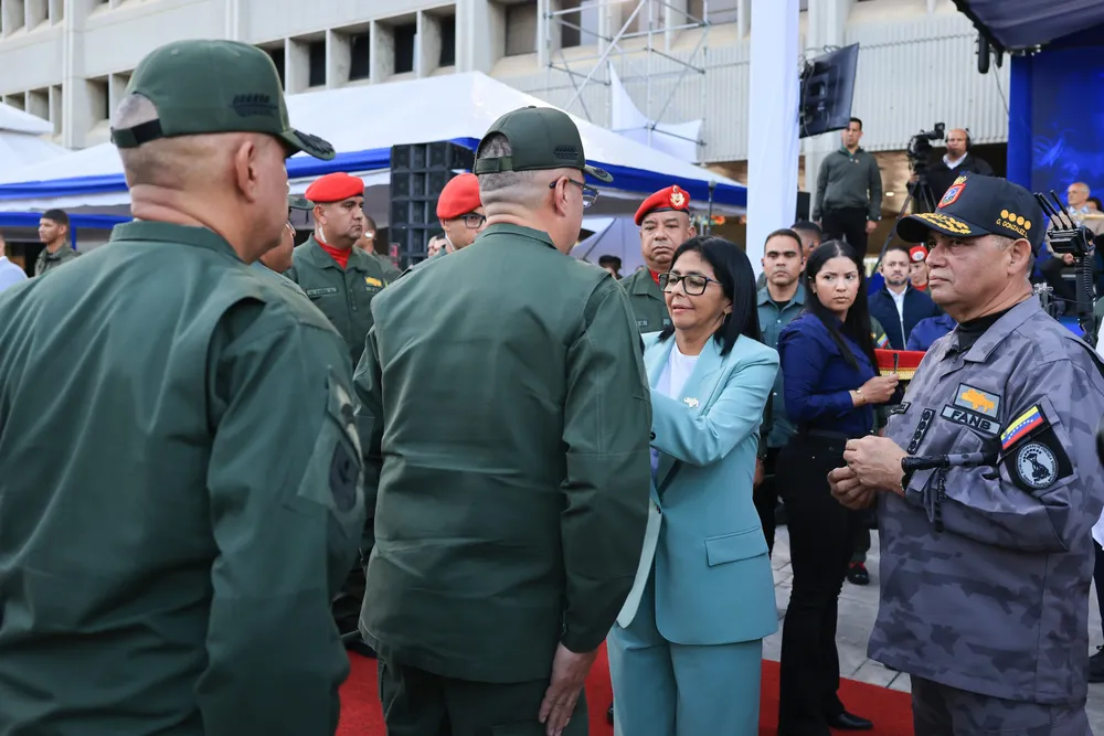 Delcy Rodríguez presidenta encargada de Venezuela, junto a militares de la FANB.