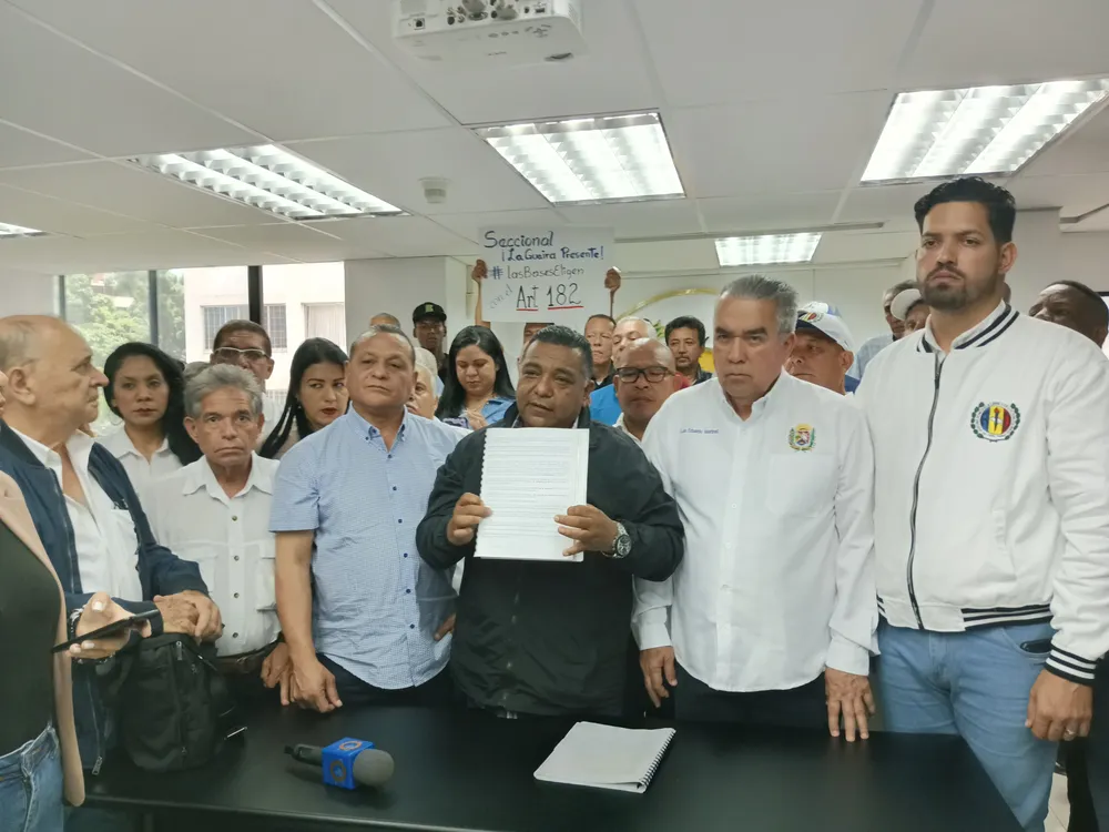 Militantes del Partido Acción Democrática exigen elecciones primarias presidenciales.