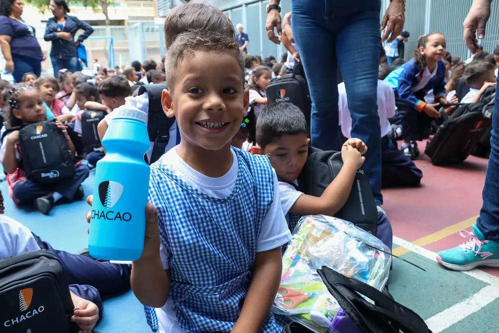 Entrega de kit escolar a escuelas municipales de Chacao