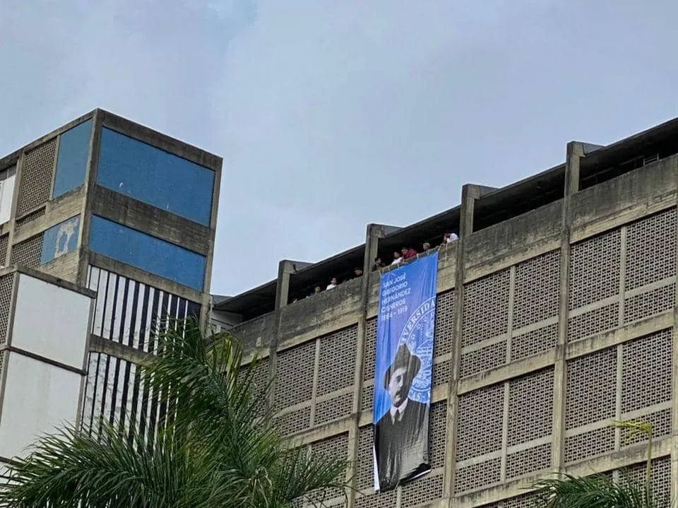 Despliegan pancarta gigante de San José Gregorio Hernández en la Facultad de Arquitectura de la UCV