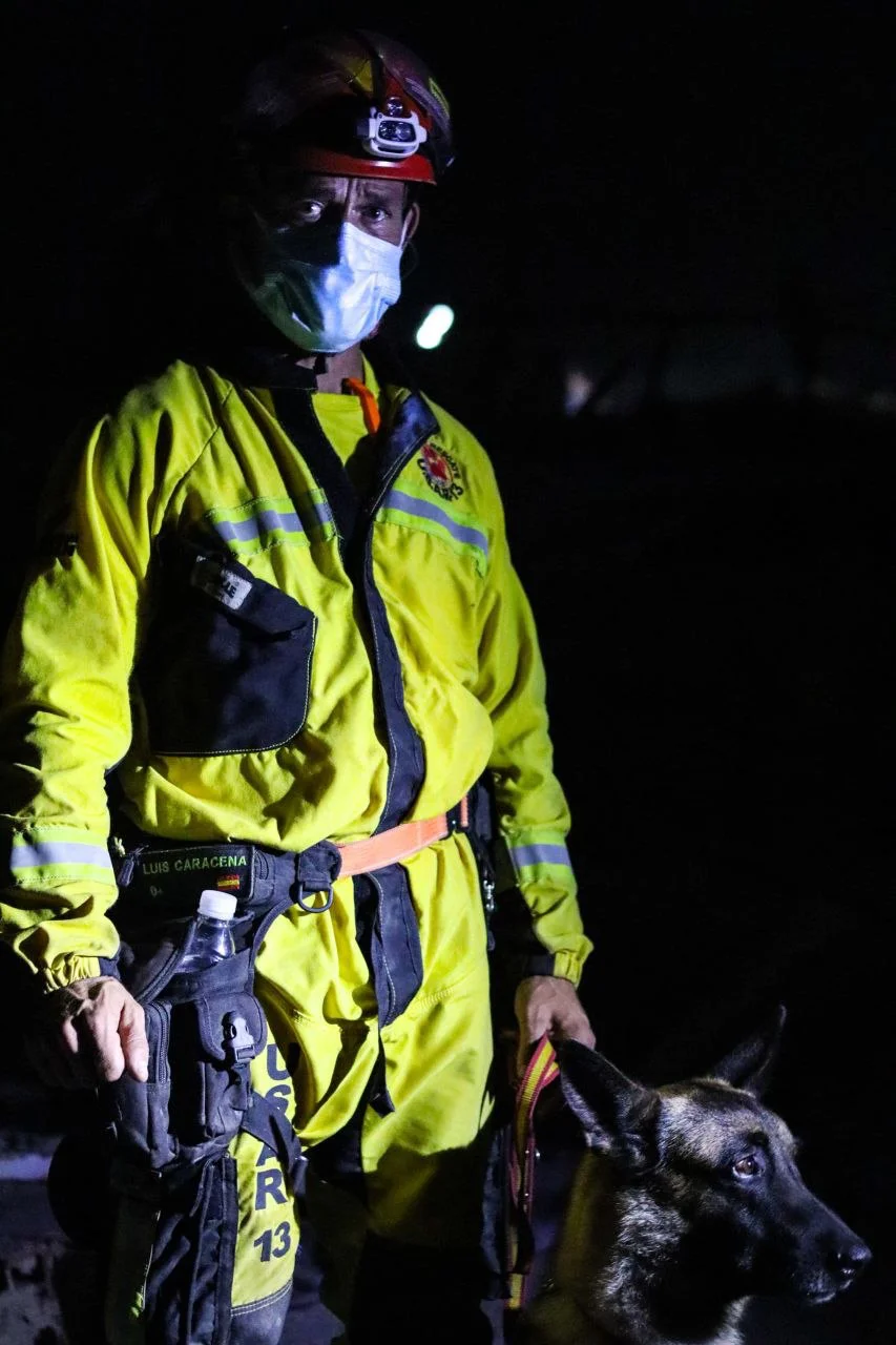 Luis Arteaga, rescatista español de la USAR 13, junto a su perro Covid. Foto: Mario Flores / ElMartilloVen