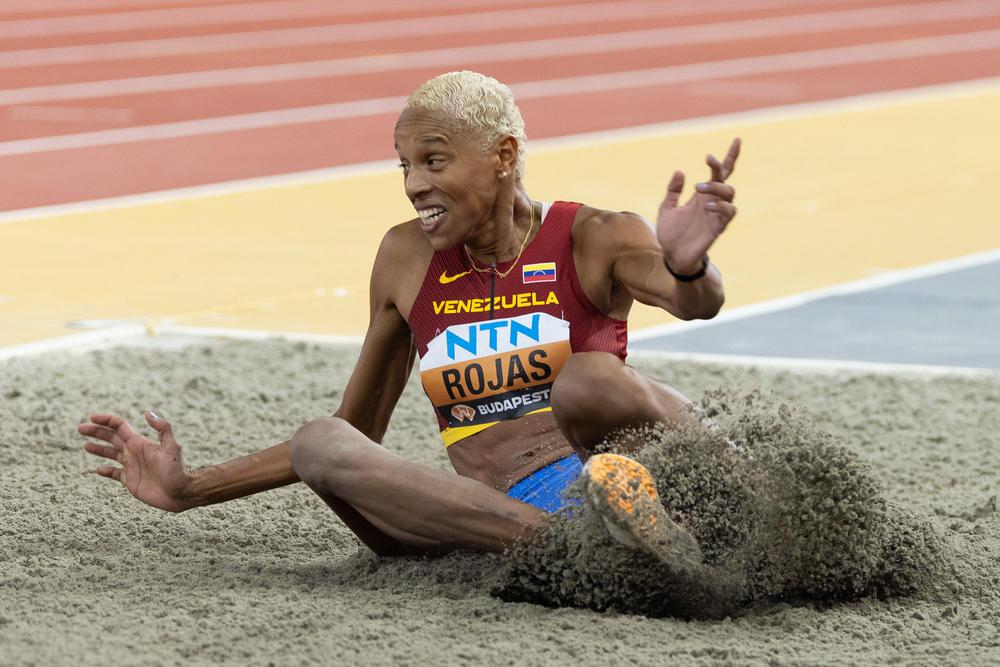 Imagen del 25 de agosto de 2023 de Yulimar Rojas, de Venezuela, compitiendo durante la final femenina de salto triple del Campeonato del Mundo de Atletismo de Budapest 2023, en Budapest, capital de Hungría. (Xinhua/Attila Volgyi)