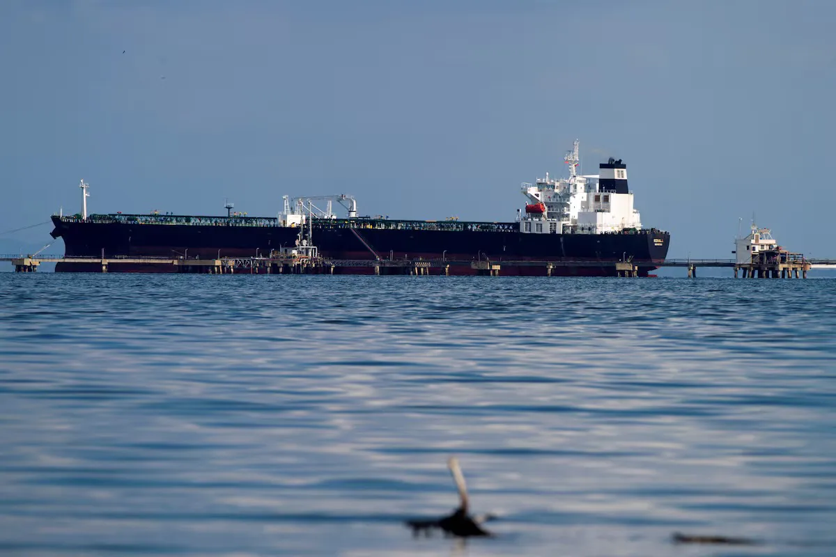 Petrolero Kerala, fletado por Chevron, en Maracaibo, Zulia. Imagen cortesía Reuters.