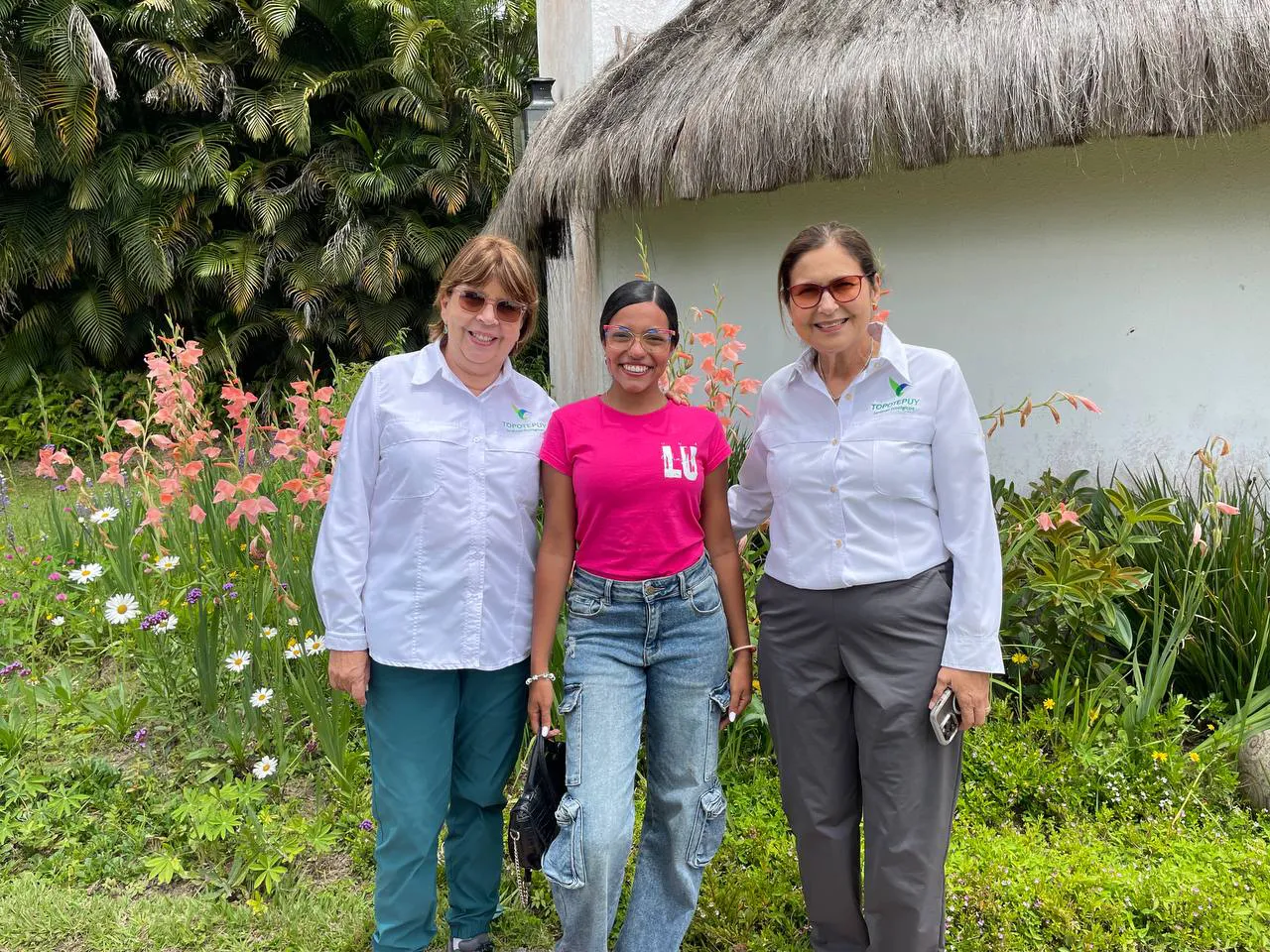 Cury Reveron, Zulma Núñez y Luisana Segovia en la Casa Principal de los Jardines de Topotepuy