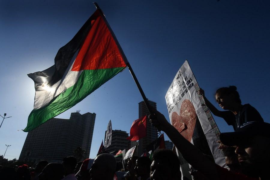 Imagen del 23 de noviembre de 2023 de un hombre ondeando una bandera en una marcha en solidaridad con Palestina, en La Habana, capital de Cuba. (Xinhua/Joaquín Hernández)