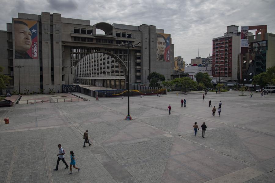 Personas caminan por una plaza, en Caracas, Venezuela, el 30 de septiembre de 2021. (Xinhua/Marcos Salgado)