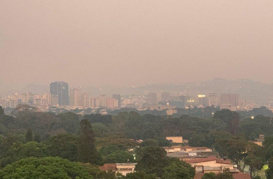 Se reporta calima en Caracas luego de incendios forestales.