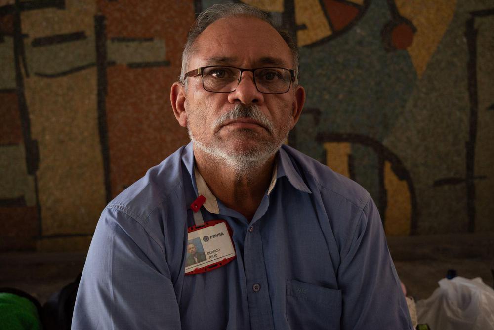 Julio Blanco, que hasta recientemente era capitán de remolcadores, con su gafete de la empresa.  Foto: Miguel Zambrano / El País 