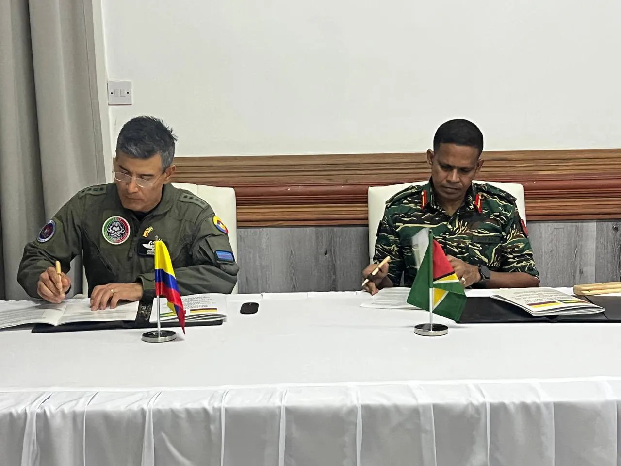 Autoridades de Guyana y Colombia firmando el “Memorando de Entendimiento”