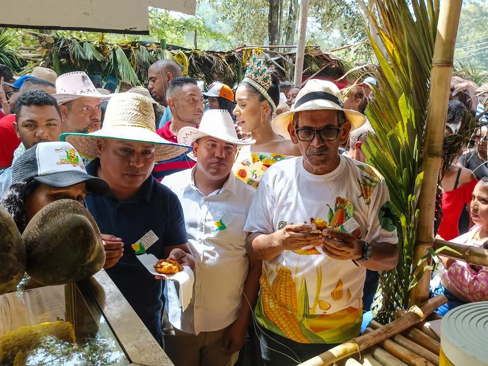 Cachapa mas grande de Venezuela, eleborada en el municipio Paz Castillo, del estado Miranda. - Foto: José Mireles Alcalá / ElMartilloVen.
