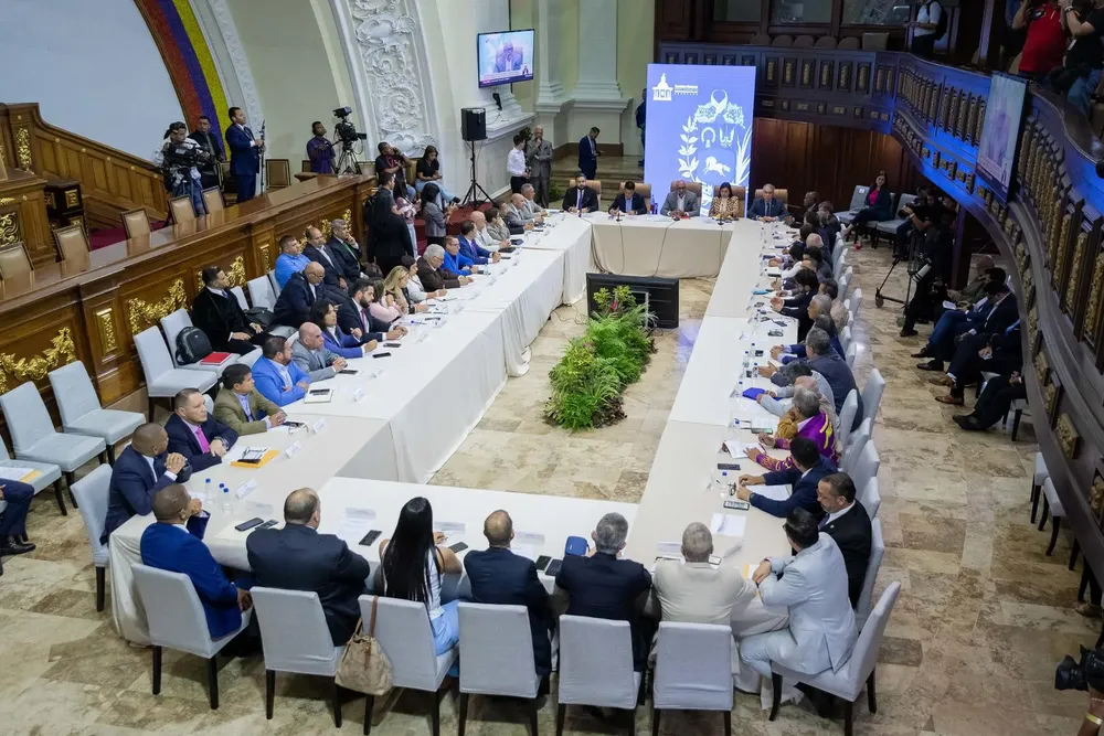 Reunión de partidos políticos en la Asamblea Nacional. Foto: Agencia EFE.