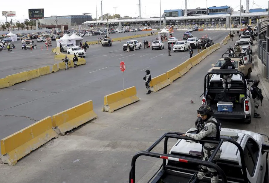 Guardia Nacional y del Ejército mexicano realizan un operativo en cruce fronterizo Tijuana-San. (Xinhua/Jobeth Terriquez