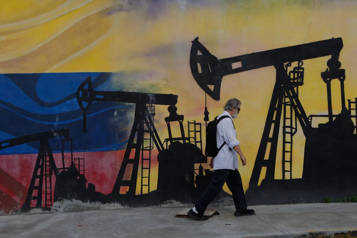 Un mural que representa pozos petrolíferos en Caracas, el 29 de agosto.Fotógrafo: Pedro Mattey/AP Photo