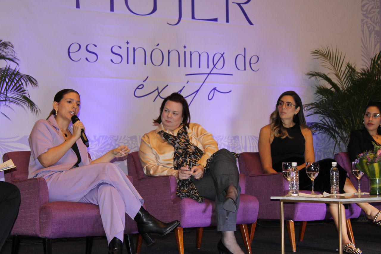 Mujeres participan en un acto organizado por el Concejo Municipal de Baruta.