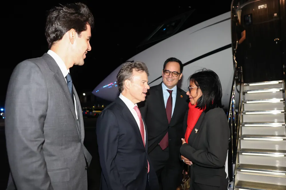 Delcy Rodríguez llega a Nueva York y es recibida por Jhon Barrett
