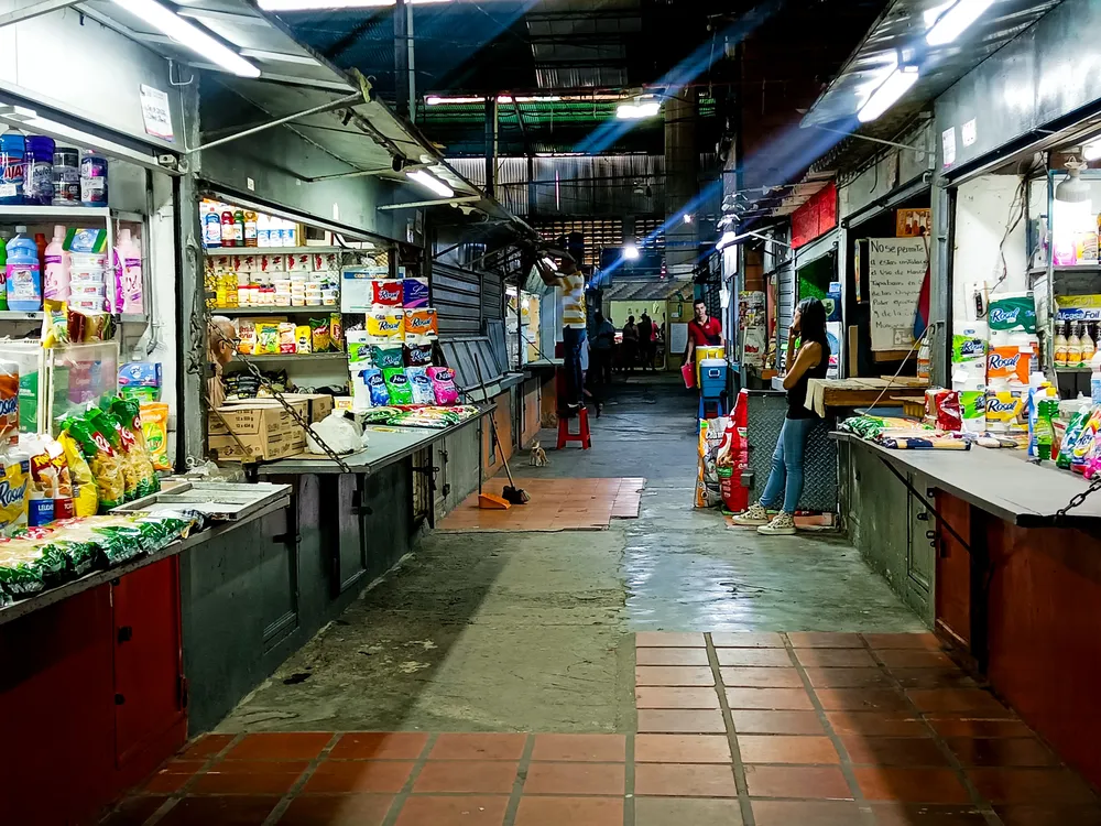 Comercios del Marcado Municipal de San Martí, en Caracas - Foto: José Mireles Alcalá / ElMartilloVen