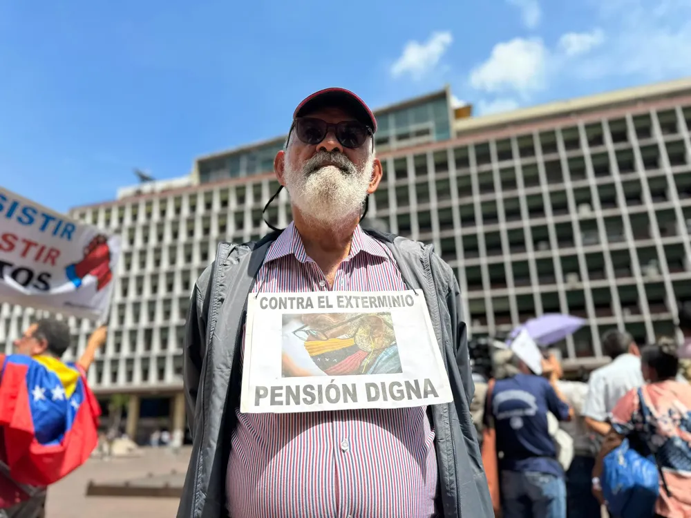 Trabajadores venezolanos entregan documentos al Gobierno para exigir aguinaldos y condiciones laborales justas